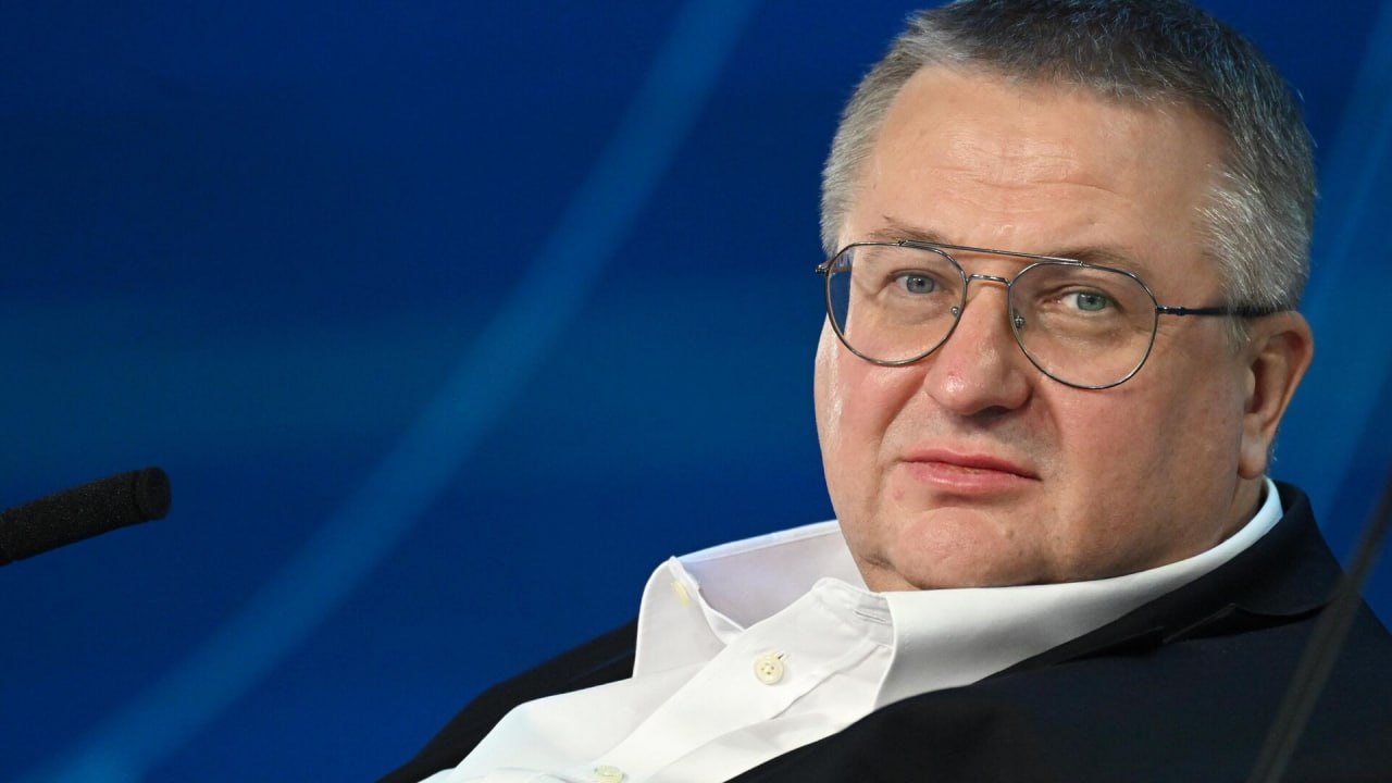 Вице-премьер Алексей Оверчук отметил высокий спрос на российское образование в СНГ За пять лет квота для студентов из стран Содружества Независимых Государств была увеличена почти в два раза. Об этом зампред правительства заявил во время выступления в Госдуме. По словам Оверчука, 30 филиалов лучших российских вузов работает в девяти странах Ближнего Зарубежья, включая Монголию. Наибольший интерес мы видим в Узбекистане. Российско-славянские университеты пользуются большой популярностью, и мы здесь увеличиваем нашу поддержку. Кроме того, как отметил Оверчук, в правительстве готовится решение о строительстве современного кампуса Кыргызско-российского славянского университета в Бишкеке. Президент страны Садыр Жапаров выделил под комплекс 30 гектаров земли в престижном районе столицы. Подпишись на «Говорит Москва»