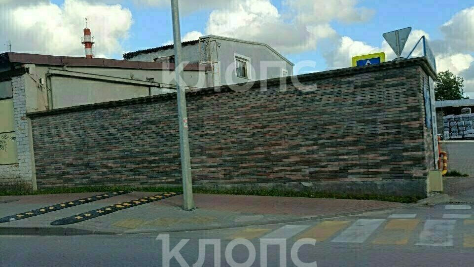 На велопешеходной дорожке в конце Гагарина появились «лежачие полицейские» Ограничения, которые обычно используют на проезжей части, вызвали неоднозначную реакцию у горожан. Одни считают, что это снизит число конфликтов между велосипедистами и пешеходами, поможет контролировать скорость и сделает прогулки и поездки комфортнее Другие, напротив, критикуют это решение. «Если вдруг не заметишь их — можно упасть. Было бы хорошо поставить предупреждающие знаки или подсветку» Кто стал инициатором новшества, неизвестно. Администрация города от него открестилась #народныеновости