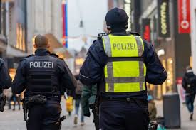 Одно из крупнейших ограблений в истории Германии В Гельзенкирхене на западе Германии неизвестные похитили около 30 млн из хранилища филиала банка Sparkasse Преступники проникли в здание через подземную парковку и пробурили 45 сантиметровую железобетонную стену используя профессиональное оборудование Были вскрыты около 3200 сейфовых ячеек пострадали более 2 5 тыс клиентов Сообщается о двух трёх подозреваемых скрывшихся до прибытия полиции У банка собрались около 200 обеспокоенных вкладчиков из за чего филиал временно закрыли сообщает DPA Подпишись на primulinmd