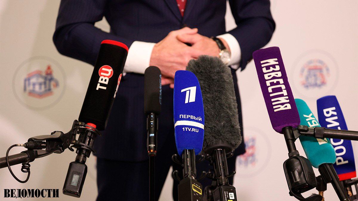 Первый канал вернулся в тройку лидеров по размеру аудитории в 2025 году поднявшись с четвертого на третье место следует из данных Mediascope Телеканал в прошлом году смотрело в среднем 1 3 млн россиян старше четырех лет 1 Лидером по показателю остается Россия 1 входит в госхолдинг ВГТРК 2 55 млн человек 2 На втором месте НТВ Газпром медиа 1 7 млн человек Четвертое место занял Пятый канал Национальная медиа группа НМГ с аудиторией 1 26 млн человек Замыкает топ 5 РЕН ТВ НМГ 1 21 млн человек Telegram Max