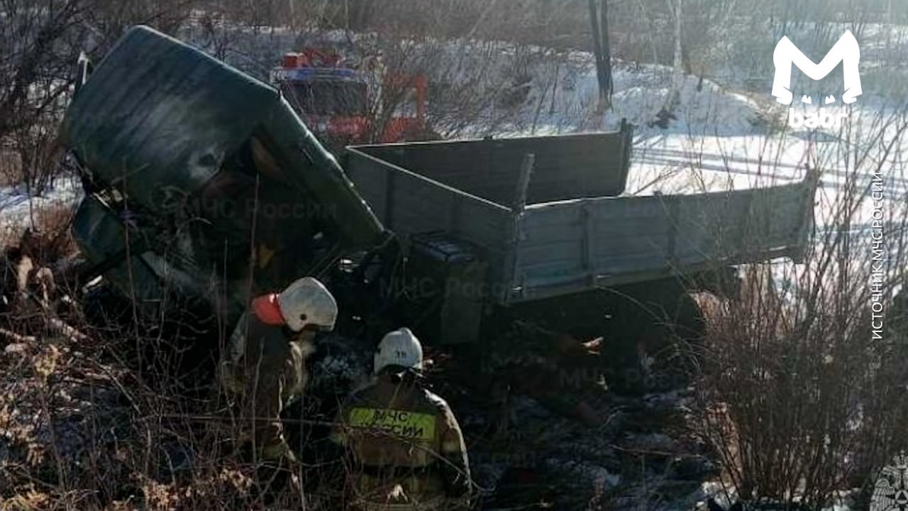 Двух мужчин придавило грузовиком на трассе в Забайкалье — под ним они провели всю ночь. Спасти их смогли ребята из МЧС.  Тяжеленный ГАЗ-66 перевернулся на дороге Чернышевск – Бушулей. Людей зажало, выбраться самостоятельно они не могли и замерзали под машиной. К счастью, их заметили очевидцы и вызвали помощь.  Парни в форме вытащили пострадавших из-под многотонника и передали врачам. Оба получили обморожение.