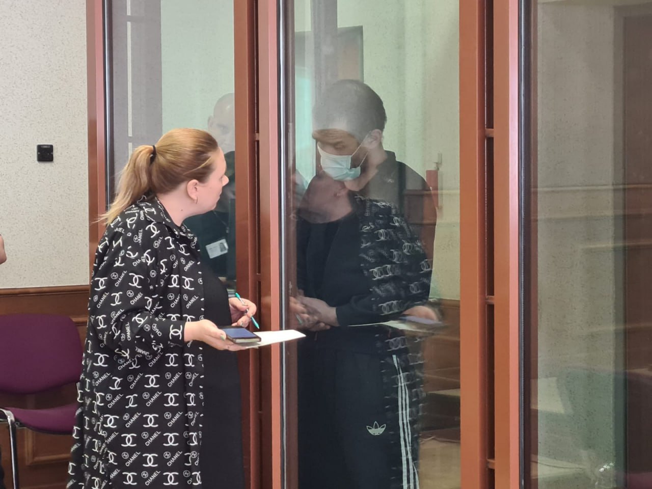В Екатеринбурге начали судить Владимира Александрова из Нижнего Тагила, который убил и изнасиловал 11-летнюю Настю. Павел Неретин рассматривает материалы дела в закрытом режиме, рассказали в Свердловском областном суде. Отец девочки хочет, чтобы фигуранта уголовного дела приговорили к пожизненному сроку. «Пожизненное — справедливое наказание. Он писал мне извинительные письма. Там бред. Свою вину он признает», — цитирует издание Е1 отца убитой девочки. Страшная трагедия произошла на Вагонке в конце лета 2024 года. 31 августа отец 11-летней Насти заявил о её исчезновении из общежития на улице Юности. На поиски девочки бросились силовики, волонтёры и местные жители. Они обследовали подъезды, колодцы, подвалы и заброшенные здания. Школьницу искали несколько дней, пока 3 сентября не обнаружили её тело в подвале собственного дома. 40-летнего соседа Насти, Владимира Александрова, задержали по подозрению в её убийстве. К тому моменту он уже покинул город и отправился на СВО. Позже следователи выяснили, что вечером 30 августа в состоянии алкогольного опьянения он заманил школьницу к себе в квартиру. Там изнасиловал девочку и выбросил её телефон в окно. Той же ночью спустился с Настей в подвал, где задушил жертву и спрятал тело под дверью. На допросе Александров полностью признал вину. 5 сентября Дзержинский суд на закрытом заседании отправил его в СИЗО. При расследовании выяснилось, что 5 августа прошлого года Владимир мог совершить ещё одно преступление. Его обвиняют в изнасиловании 20-летней знакомой, страдающей психическим расстройством. После этого он несколько часов удерживал её дома, несмотря на просьбы отпустить. Александров уже сидел за сексуальное насилие, но потом подписал контракт и отправился служить в зону СВО. Вернувшись в Нижний Тагил, он поселился в том же подъезде, что и семья Насти. Соседи ему доверяли, он играл с местными детьми и построил для них песочницу во дворе. Владимир Александров/ Фото: Свердловский областной суд