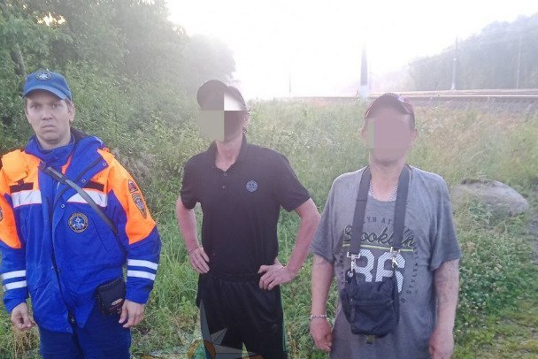 Двоих мужчин вывели из леса у станции Пелла  Как сообщили в Аварийно-спасательной службе Ленобласти, ночью поступило сигнал от двоих мужчин, заблудившихся в лесу у железнодорожной станции Пелла.  По телефону добровольцы ПСО "Экстремум" смогли установить примерное местоположение заблудившихся. В чащу зашли сотрудники поисково-спасательного отряда Шлиссельбурга. Мужчины выведены из леса.  По данным 47news, одному из заблудившихся 46 лет. Сообщение от них поступило в экстренные службы около половины первого ночи. Поисковые работы завершены в начале седьмого утра.    Telegram-канал Аварийно-спасательной службы Ленобласти