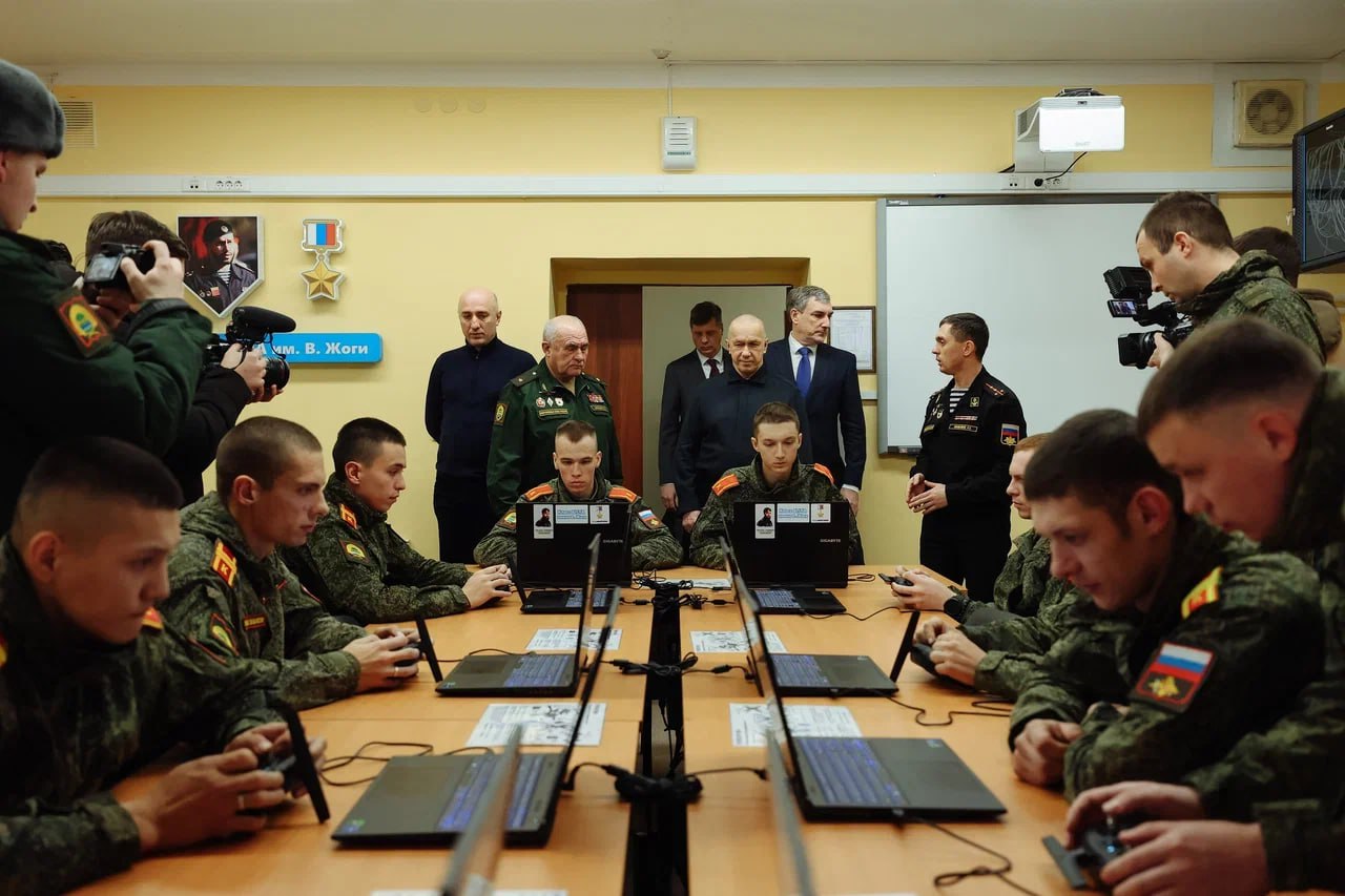 Слава училища это слава его выпускников Юрий Трутнев В рамках рабочей поездки в Амурскую область полпред Президента в ДФО Юрий Трутнев в сопровождении губернатора Приамурья Василия Орлова посетил Дальневосточное высшее общевойсковое командное училище  В училище полпред ознакомился с инновационными образовательными возможностями военного вуза новой площадкой для обучения тактической медицине и управлению беспилотными системами В военном вузе предусмотрен расширенный курс тактической медицины с привлечением инструкторов военной медицинской академии специалистов Амурской медицинской академии По инициативе главы региона и при поддержке правительства Амурской области здесь оборудован современный класс тактической медицины Полпреду был продемонстрирован спецкомплект для самопомощи Эту разработку инициировал курсант ДВОКУ который после получения осколочного ранения не смог наложить себе жгут из за ограниченного доступа к медицинским материалам На основе его опыта были созданы комплекты с вшитыми медицинскими изделиями для остановки кровотечений Сейчас вуз работает над продвижением этой инновации с целью серийного производства ДВОКУ один из лидеров в подготовке специалистов по беспилотным системам В этом году здесь открылась кафедра беспилотных систем БПС В 2025 году кафедра приступила к обучению роты курсантов по специальности Применение подразделений с БПЛА сухопутных войск Всего же с начала специальной военной операции служба БПЛА училища подготовила более 150 операторов для вооруженных сил Росгвардии и погранвойск Все эти выпускники и составляют настоящую славу училища что подчеркнул Юрий Трутнев Слава училища это слава его выпускников Мы видим здесь фотографий Героев Российской Федерации Мне довелось встречаться с выпускниками ДВОКУ в зоне боевых действий Это замечательные ребята Может быть благодаря их работе и помощи мы с вами сегодня и разговариваем Я хочу низко поклониться и преподавателям училища и всем выпускникам которые избрали своей профессией службу Родине