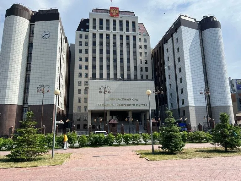 Арбитражный суд Западно Сибирского округа оштрафовал ООО на 50 000 рублей за ссылки на судебную практику сгенерированную ИИ Об этом сообщает пресс служба судов Тюменской области ООО ЦСС обратилось в суд округа с кассационной жалобой В обоснование своих доводов заявитель привел реквизиты и цитаты из судебной практики Верховного Суда Российской Федерации Высшего Арбитражного Суда Российской Федерации Арбитражных судов Московского Западно Сибирского и Северо Западного округов При проверке реквизитов указанных обществом судебных актов суд округа установил что часть приведенных судебных актов отсутствует в общедоступной системе Картотека арбитражных дел другая часть принята по делам с иными обстоятельствами не имеющими абсолютно никакого сходства с рассматриваемым спором а процитированные суждения в них не содержатся В судебном заседании представитель общества подтвердил тот факт что указанная в кассационной жалобе судебная практика не существует Суд кассационной инстанции квалифицировал действия общества как предоставление заведомо ложных сведений суду и проявление неуважения к правосудию На общество наложен судебный штраф в размере 50 000 руб Читать решение Такое бывает Анонимный Молотников Читайте нас в MAX