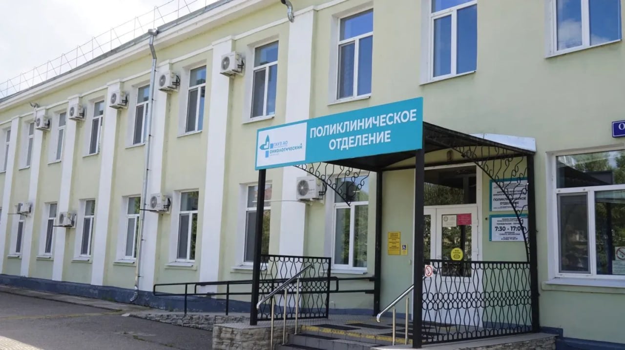 Семь случаев подозрения на рак выявили после Дня открытых дверей в Амурском онкодиспансере 87 человек прошли обследование в День открытых дверей в Амурском областном онкологическом диспансере. Акцию по раннему выявлению злокачественных образований приурочили ко Всемирному дню борьбы с меланомой. Врачи выявили 7 случаев подозрения на рак, включая рак молочной железы, кожи и легкого, еще 28 случаев - доброкачественные новообразования, отметили в Минздраве Амурской области. Прием проводили онкологи, гинеколог, уролог и врач УЗ-диагностики. Медики выполнили 19 маммографий выявили три случая подозрения на рак молочной железы , 14 мазков на цитологию, 7 биопсий, 36 исследований на онкомаркеры. 13 человек прошли ультразвуковое исследование. Все пациенты, у которых обнаружили патологии, пройдут дополнительные обследования и лечение в онкодиспансере. "Выявление рака на раннем этапе поможет эффективнее справиться с заболеванием, чем уже в запущенных случаях. Поэтому рекомендуем амурчанам регулярно обследоваться в рамках диспансеризации и профосмотров, а также приходить на Дни открытых дверей, которые мы устраиваем согласно графику. Ближайшее мероприятие состоится 2 августа в Амурском областном онкодиспансере. 7 июня специалисты будут работать в Константиновке, 28 июня - в Белогорске", - отметила главный внештатный онколог Минздрава Амурской области Татьяна Коробкова. ТЕЛЕПОРТ.РФ – здесь все об Амурской области Написать нам