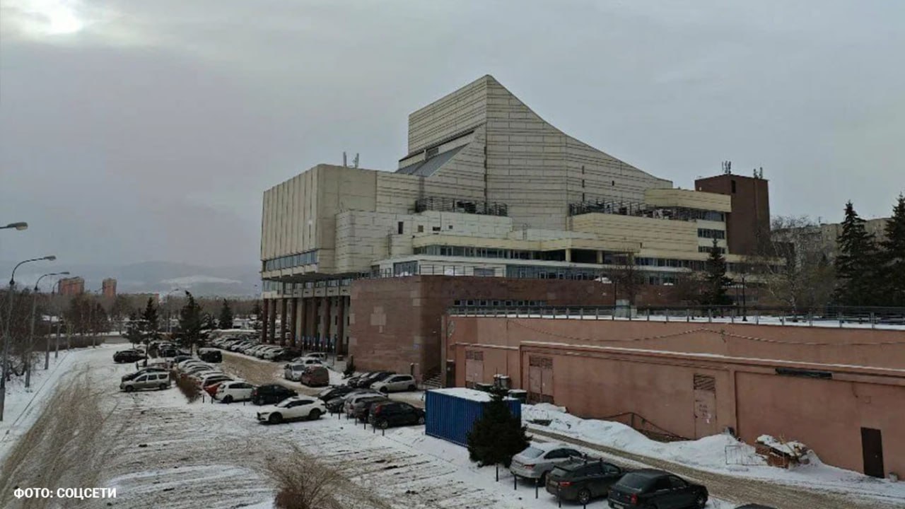 Экстренная эвакуация из Красноярской филармонии В здании сильное задымление По данным SHOT эвакуировано 600 человек включая 300 детей По нашей информации в здании произошло короткое замыкание Предварительно обошлось без пострадавших SHOT в MAX   max ru shot