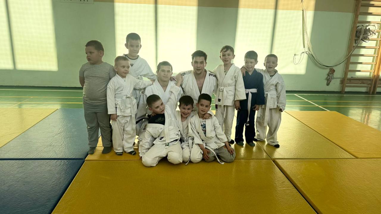 Спортсмены сборной РТ Хабибуллин Азат и Перминов Святослав провели заключительную тренировку с младшими воспитанниками Катиной Юлии поселка Октябрьский Зеленодольского района. После тренировки ребятам были вручены подарки в честь окончания учебного года