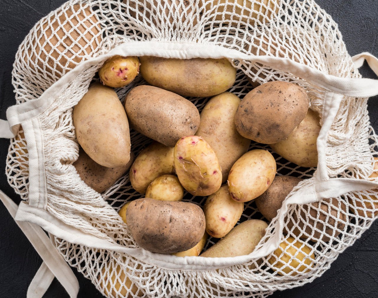 Названы регионы с самой дешевой картошкой Самый дешевый картофель среди всех регионов России в январе был в Мордовии 32 рубля за килограмм В тройку регионов с наиболее доступным картофелем также вошли Брянская область и Башкирия 33 и 35 рублей соответственно Чуть дороже картофель стоил в Пензенской области 35 3 рубля и в Смоленской 35 4 рубля В Нижегородской области картофель в среднем продавался по 36 3 рубля в Чувашии и Курской области по 36 4 рубля Немногим дороже картошка стоила в Омской области 36 8 рубля и Марий Эл 37 2 рубля Десятку регионов с самым доступным картофелем замыкает Костромская область 37 4 рубля В Москве килограмм картофеля стоил в январе 54 6 рубля в Петербурге 50 5 рубля