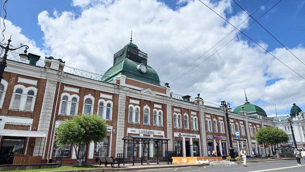 В Омске башня с часами станет символом объединённого Дня Омской области и города Ремонт знакового объекта в историческом центре Омска приурочен к объединённому празднованию региона и его столицы. Башне с часами возвращают исторический облик и звучание курантов. Часы отреставрируют с сохранением уникального механизма начала XX века. В день праздника, 2 августа, состоится торжественная церемония запуска механизма часов с боем курантов и музыкальным сопровождением. Часовой механизм вновь будет исполнять мелодию песни «Омские улицы», ставшую символом для нескольких поколений омичей. В 1911 году на здании, которое раньше занимали «Московские торговые ряды», появилась башня с часами. Часы были изготовлены в мастерской М. П. Пушкарева, которая специализировалась на производстве башенных механизмов. Под куполом башни находится техническое помещение, из которого ведёт крутая лестница к часовому механизму. Под ним расположена гиревая шахта высотой примерно 10 метров. : пресс-служба Губернатора и Правительства Омской области Подписаться Написать в редакцию