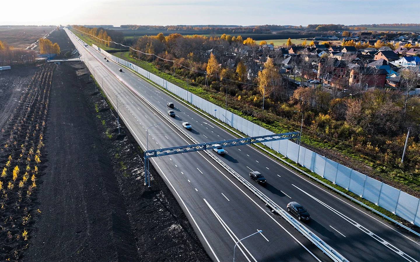 По итогам 2025 года в России построено и реконструировано 220 8 км федеральных дорог Это на 50 больше ранее запланированного в прошлом году показателя говорится в сообщении Росавтодора Как сообщили в госкомпании среди знаковых объектов 2025 года первый участок строительства I этапа Восточного обхода Новосибирска обходы Богдановича в Свердловской области и села Сокуры в Республике Татарстан а также реконструированные участки трасс Р 217 Кавказ в Республике Дагестан М 5 Урал в Челябинской области А 370 Уссури в Приморском крае А 181 Скандинавия в Ленинградской области и Р 504 Колыма в Республике Саха Якутия