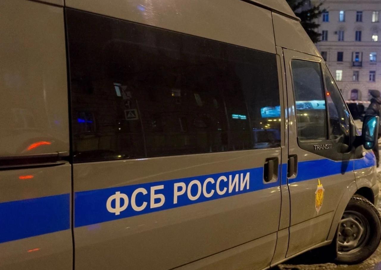 В Херсонской области пресечён крупный оборот контрафактного алкоголя Сотрудники УФСБ задержали группу из трёх местных жителей, подозреваемых в организации незаконных поставок спиртосодержащей продукции. В ходе операции изъято более 30 тысяч литров немаркированного алкоголя на сумму свыше 27 млн рублей. По факту возбуждено уголовное дело по статье о незаконном обороте алкоголя ч.6 ст.171.1 УК РФ , которая предусматривает до 6 лет лишения свободы. Сейчас устанавливаются все обстоятельства преступной схемы.