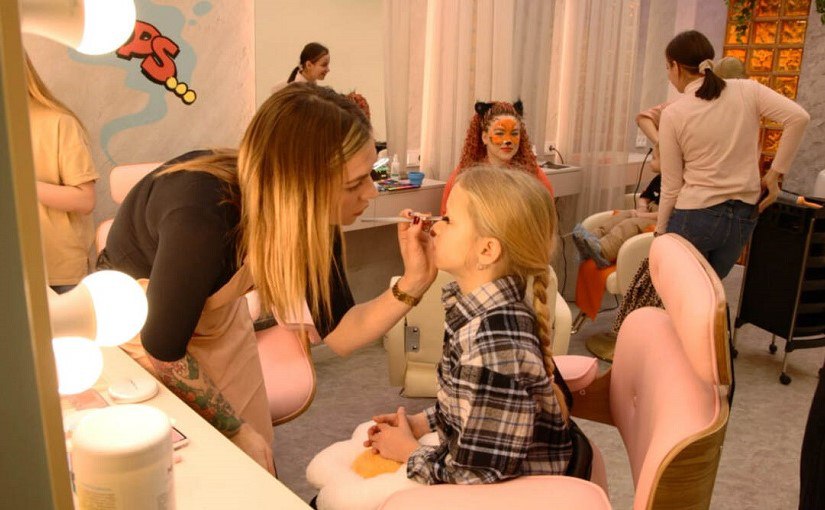 Двум сестрам помогли открыть арт студию и салон красоты в Петропавловске Предприниматели создали атмосферу камчатского колорита На Камчатке при поддержке государства стартовал семейный проект Лиса и лава Его инициаторами стали Александра Барныч и Ярослава Кротенко Подробности по ссылке   kamtime ru article a06fd3da 8df1 47d9 975d ab9fcef4014a