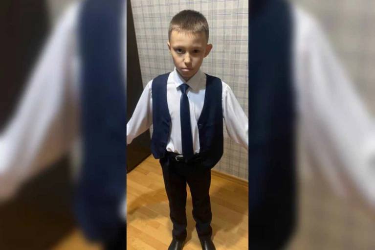 Верните нашего мальчика в Бурятии вот уже вторые сутки ищут 11 летнего школьника который бесследно исчез после уроков Все началось в понедельник 8 сентября утром ученик как обычно ушел в школу однако к вечеру так и не переступил порог родного дома Помогите Сын так и не вернулся из школы с этой мольбой обратились родители в полицию Последний раз мальчика видели когда он вышел из учебного заведения после окончания уроков и направился в неизвестном направлении С тех пор о его судьбе абсолютно ничего не известно Сейчас в розыске задействованы все силы Полицейские описывают приметы школьник европейской внешности ростом 135 сантиметров худощавого телосложения с карими глазами и темно русыми волосами На нем была темно синяя школьная форма брюки жилетка белая рубашка Сверху черная ветровка с капюшоном на котором есть серые вставки по бокам При себе у него должен быть черный рюкзак и сотовый телефон Фото МВД Бурятии