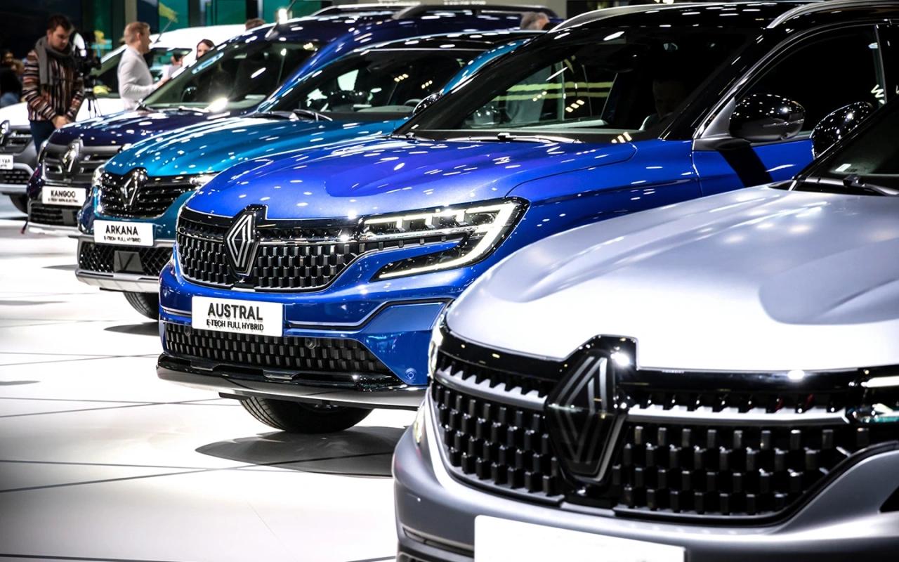 Renault и Nissan снова хотят объединиться Вот что случилось Возрождение по данным The Financial Times станет возможным из за кадровых перестановок в обеих компаниях а также финансовых трудностей Nissan Как пишет издание бывший глава Renault Лука де Мео покинувший должность летом 2025 года полагал что французам лучше продать свою долю в Nissan а вырученные средства направить на собственное развитие Однако продать акции оказалось непросто во многом из за падения котировок Nissan и серьезной надбавки которую требовал де Мео от потенциальных покупателей Новый глава Renault Франсуа Прово напротив выступает за укрепление альянса И Прово и новый исполнительный директор Nissan Иван Эспиноса регулярно обсуждают как каждая из компаний может поддержать другую По словам представителя Renault которого цитирует издание это хороший знак для будущих отношений