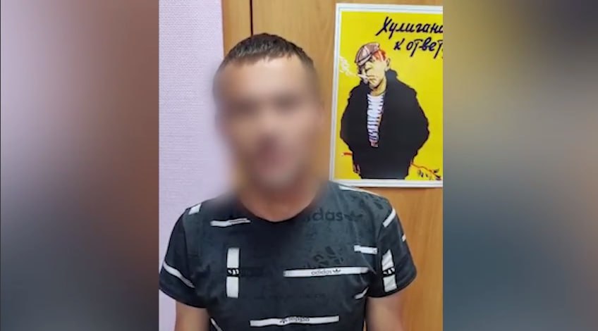 Обидчивый саратовец разбил стекло в троллейбусе По словам очевидцев, мужчина распивал спиртное в троллейбусе. Пассажиры попросили его выйти, молодой человек обиделся. Выйдя на 1-й Дачной он подобрал кусок асфальта и швырнул его в окно троллейбуса. Это заметили проезжавшие мимо сотрудники полиции. Нарушителя догнали и задержали. Возбуждено уголовное дело. Теперь в коллекции из 6 судимостей злоумышленника появится редкая уголовная статья «Вандализм», - рассказали в управлении внутренних дел Саратовской области. Новое стекло и работы по его замене обойдутся в 90 тысяч рублей. Затраты возместит подозреваемый, которому помимо этого грозит штраф, исправительные работы до 1 года или арест до 3 месяцев. Прислать новость