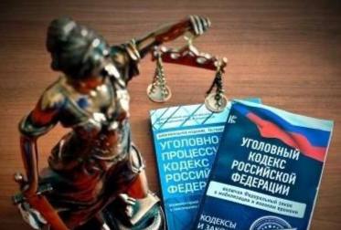 В Иркутской области осужден бывший начальник казенного учреждения за служебный подлог и присвоение чужого имущества с использованием своего служебного положения в особо крупном размере Собранные третьим отделом по расследованию особо важных дел СУ СК России по Иркутской области доказательства признаны судом достаточными для вынесения приговора в отношении бывшего начальника центра хозяйственного и сервисного обеспечения регионального управления внутренних дел. Он признан виновным в совершении преступлений, предусмотренных ч. 4 ст. 160 УК РФ присвоение чужого имущества, совершенное лицом с использованием своего служебного положения, в особо крупном размере , ч. 2 ст. 292 УК РФ служебный подлог, повлекший существенное нарушение прав и законных интересов организаций и охраняемых законом интересов общества и государства . Соучастник фигуранта признан виновным в совершении преступления, предусмотренного ч. 5 ст. 33, ч. 4 ст. 160 УК РФ пособничество в совершении присвоения чужого имущества путем содействия . Следствием и судом установлено, что в период с апреля 2019 года по декабрь 2023 года начальник ведомственного учреждения при содействии вольнонаемного работника отдела технической эксплуатации имущественного комплекса фиктивно трудоустроил на должности контролеров КПП четверых граждан. Подсудимый вносил в табели учета рабочего времени недостоверные сведения о работе граждан и впоследствии незаконно присваивал начисленную им заработную плату, причинив учреждению особо крупный ущерб на сумму более 3 млн рублей. Преступная деятельность выявлена и пресечена сотрудниками УФСБ России по Иркутской области и управления собственной безопасности ГУ МВД России по Иркутской области. Суд на основании собранных доказательств признал мужчин виновными. Бывшему начальнику центра назначено наказание в виде лишения свободы сроком 3,5 года с отбыванием в исправительной колонии общего режима, со штрафом 500 тысяч рублей, соучастнику – в виде лишения свободы сроком 3 года условно с испытательным сроком 3 года и штрафом 100 тысяч рублей.