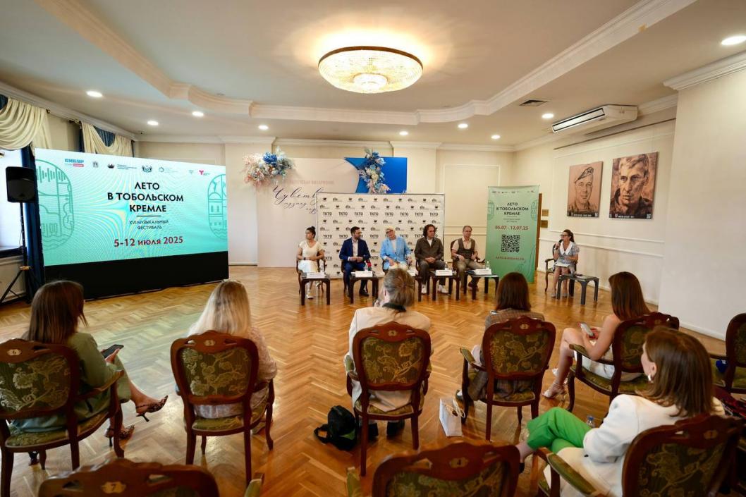 Певец Мот выступит на фестивале "Лето в Тобольском кремле" "Мы проводили закрытое исследование, чтобы не раскрыть интригу того, кто завершит фестиваль. Эти исследования показали, что Мот сейчас находится в высоких рейтингах, на лидирующих позициях. Для этого концерта мы делаем эксклюзивные аранжировки. В таком звучании выступление артиста можно будет услышать только с Тюменским филармоническим оркестром", - рассказал на пресс-конференции художественный руководитель фестиваля "Лето в Тобольском кремле" Юрий Медяник. Помимо этого, при подготовке к концерту дополнительно заложили еще две аранжировки для произведений, которые создаются сейчас. Еще одним хедлайнером станет российский оперный певец Ильдар Абдразаков. Он выступит на большом гала-концерте "Опера Гала". Около 50% билетов уже купили или забронировали на первый концерт и около 30% - на закрытие фестиваля. XVI Музыкальный фестиваль "Лето в Тобольском кремле" пройдет с 5 по 12 июля. Возрастное ограничение: 12+.