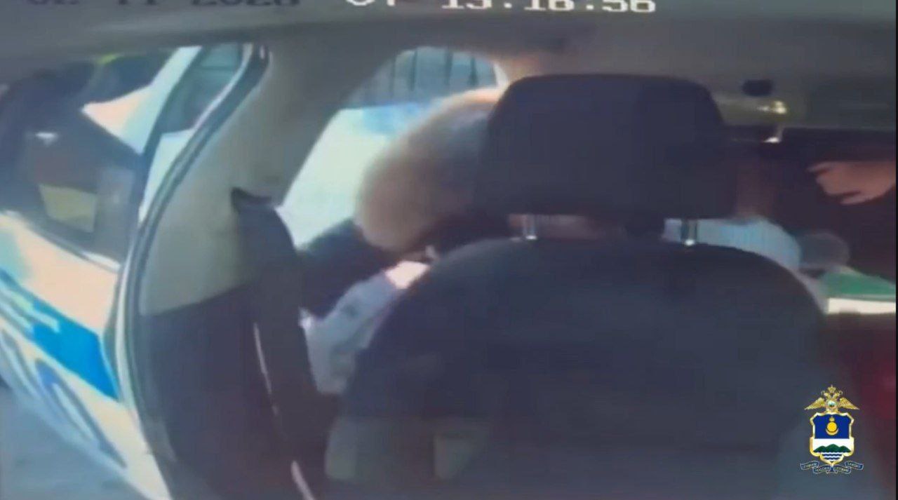 В Улан Удэ гаишники доставили в больницу годовалую девочку На Трактовой к инспекторам Владимиру Малханову и Александру Овчинникову подбежал мужчина Его невестка с годовалой дочкой была в грузовике малышка упала дома и получила травму требовалась срочная помощь Ехать нужно было 13 км через весь город но с пробками скорая могла застрять Полицейские пересадили семью в патрульную машину и с мигалками домчали до ДРКБ за считанные минуты Ребенка передали врачам Сейчас жизни девочки ничего не угрожает Отец поблагодарил спасителей Подробности на нашем сайте