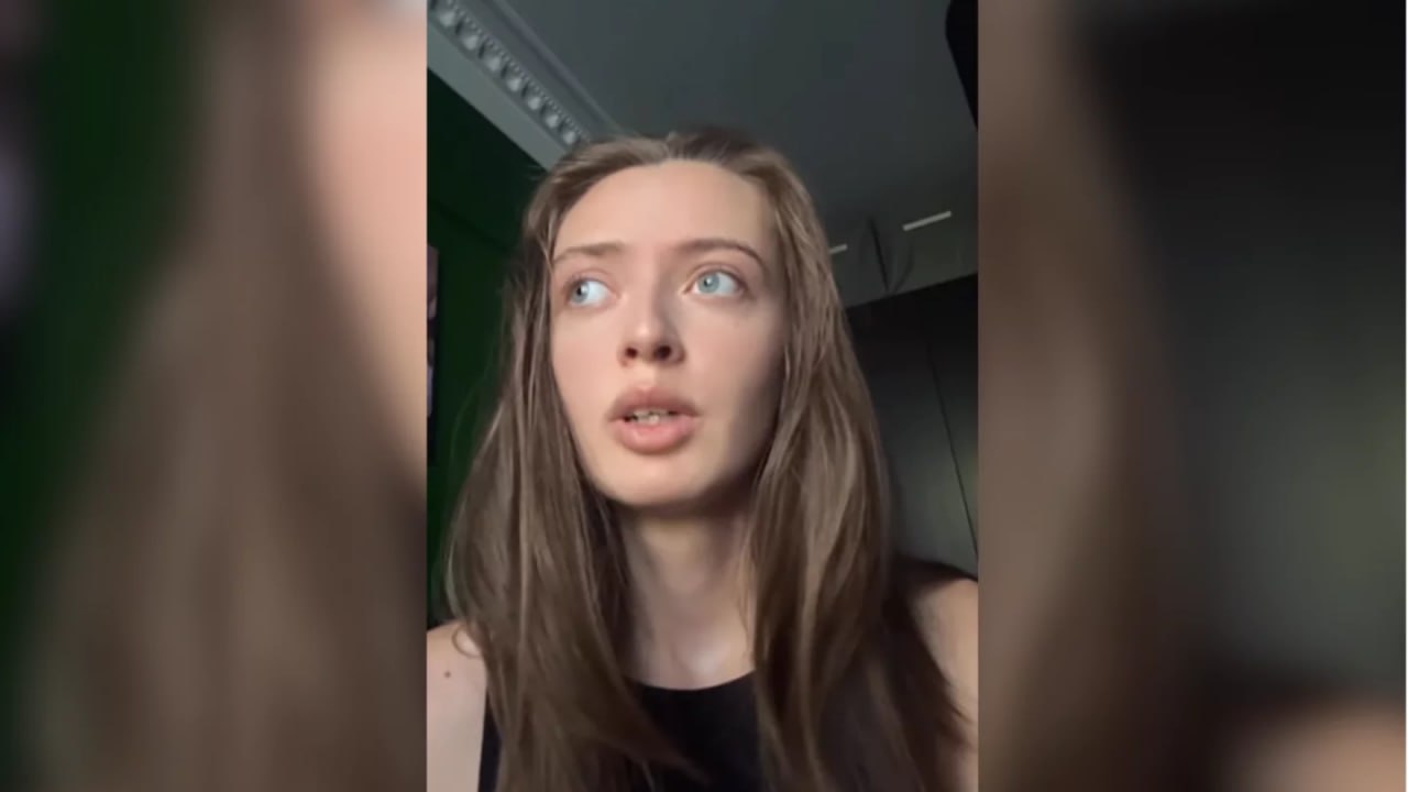 Алика Мухамадиева получила три с половиной года тюрьмы за скандальные высказывания о казахах Напомним на прениях прокурор просил признать Мухамадиеву виновной в разжигании национальной розни и приговорить к четырём с половиной годам Контекст Карагандинка публиковала резкие высказывания о казахах Следствие пришло к выводу тексты девушки могли спровоцировать общественный конфликт Это подтвердила экспертиза Прокурор заявил что высказывания молодой предпринимательницы задели национальные чувства они могли вызвать напряжение на межконфессиональной почве В последнем слове Алика Мухамадиева вновь извинилась её слова приводил портал eKaraganda Уважаемый суд всё то что я хотела сказать всё то что было на душе я сказала на прошлых заседаниях Но сегодня я хочу ещё раз извиниться перед всеми кого я оскорбила Мне очень стыдно И я прошу суд учесть полное признание вины раскаяние и наличие у меня маленькой дочери Ценить начинаешь только тогда когда всё теряешь я в этом убедилась Во всей этой гонке за достижениями и за целями не успеваешь жить Сейчас я всё готова отдать чтобы снова быть рядом с дочкой Суд в итоге приговорил Мухамадиеву к трём с половиной годам тюремного заключения Когда выносили решение учли что у карагандинки есть маленькая дочь Девушка получила отсрочку отбывания наказания По закону такая отсрочка не может превышать пять лет с момента вынесения приговора Кадр из видео Алики Мухамадиевой t me orda kz