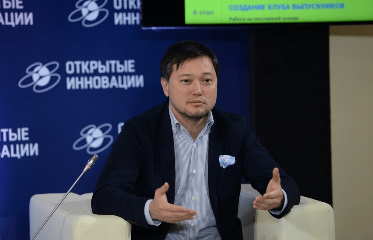 Замоскворецкий суд Москвы 15 ноября 2025 года заключил под стражу бывшего главу технопарка Сколково Рената Батырова Его обвиняют в посредничестве во взятке в особо крупном размере но подробности дела пока неизвестны vc ru legal 2563112