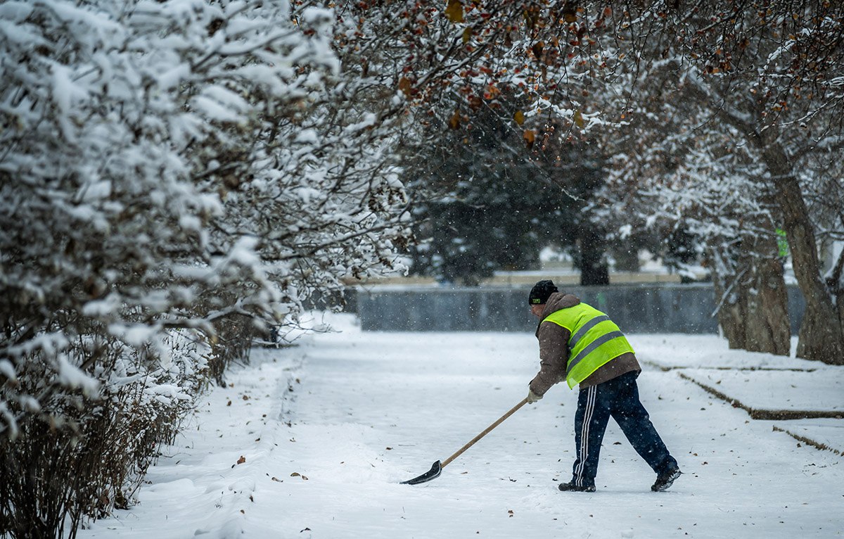 Во дворах Челябинска усилят борьбу с гололедом   gubernia74 ru articles news 1136851 С первыми снегопадами дворы южноуральской столицы превратились в настоящие катки На аппаратном совещании 10 ноября глава города Алексей Лошкин отметил что лично столкнулся с проблемой когда утром вел детей в школу По его словам улицы были обработаны но во дворе он увидел сплошной лед В связи с этим Алексей Лошкин потребовал от руководителей районов и управляющих компаний оперативнее реагировать на ситуацию   t me chgub