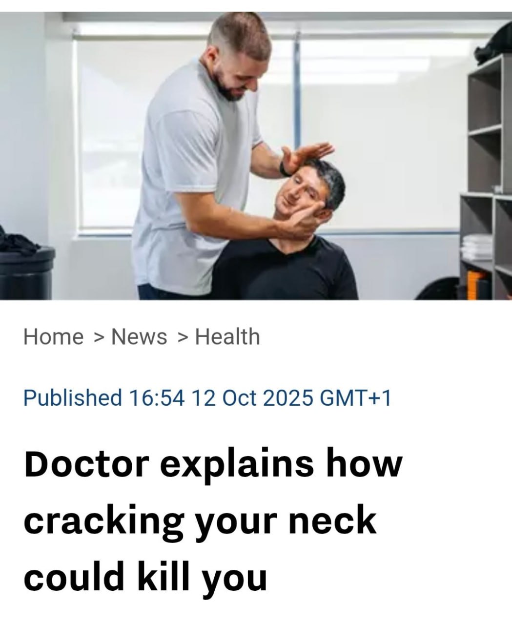 Хруст шеи может привести к смерти врачи предупреждают о побочке движения которое часто делают люди для снятия напряжения Характерный хруст в суставах возникает из за разрыва микропузырьков газа в суставной жидкости Однако систематическое повреждение сосудов может привести к образованию тромбов их закупорке инсульту и параличу В 2023 году преподаватель перенёс кровоизлияние в мозг после попытки самостоятельно размять шею что закончилось одним неудачным хрустом Прямой эфир