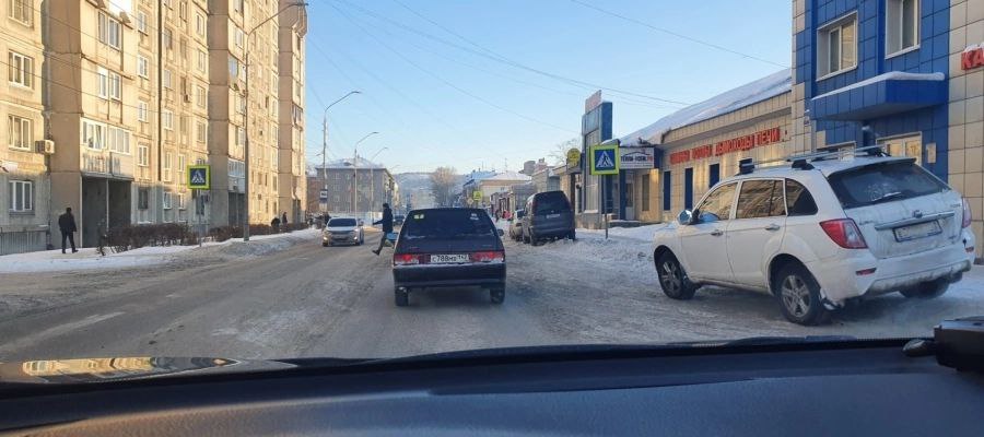 По материалам «Мобильного патруля» полицейские привлекли водителя к ответственности за обгон на ж/д переезде   Участник акции «Мобильный патруль» прислал видео того, как водитель ВАЗ-2114 на ул. Вокзальной совершает обгон на железнодорожном переезде, нарушив при этом требования сплошной линии разметки. Инспекторы провели проверку и установили нарушителя.   Полицейские составили на него протокол по ч. 4 ст. 12.15 КоАП РФ «Выезд в нарушение Правил дорожного движения на полосу, предназначенную для встречного движения, либо на трамвайные пути встречного направления». В качестве наказания ему назначен штраф - 5 000 рублей.