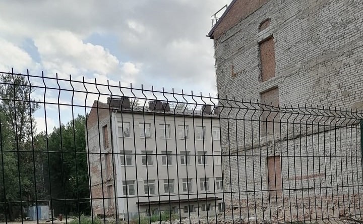 Для окончания ремонта школы №9 власти Новочеркасска попросят у области 258 млн рублей  Чтобы завершить капремонт школы №9 в 2026 году, требуется дополнительно около 258 млн рублей.  Проект реконструкции аварийного корпуса школы №9 получил положительное заключение экспертизы, рассказал депутатам гордумы директор департамента строительства и городского развития Михаил Курьянов.  Для завершения ремонта город будет запрашивать дополнительное финансирование из областного бюджета. Сумма необходимых средств предварительно оценена в 258 млн рублей, сообщает пресс-служба городской Думы. Если деньги будут выделены в ближайшее время, капитальный ремонт школы может завершиться в 2026 году.  Подробнее здесь. #новости #Новочеркасск