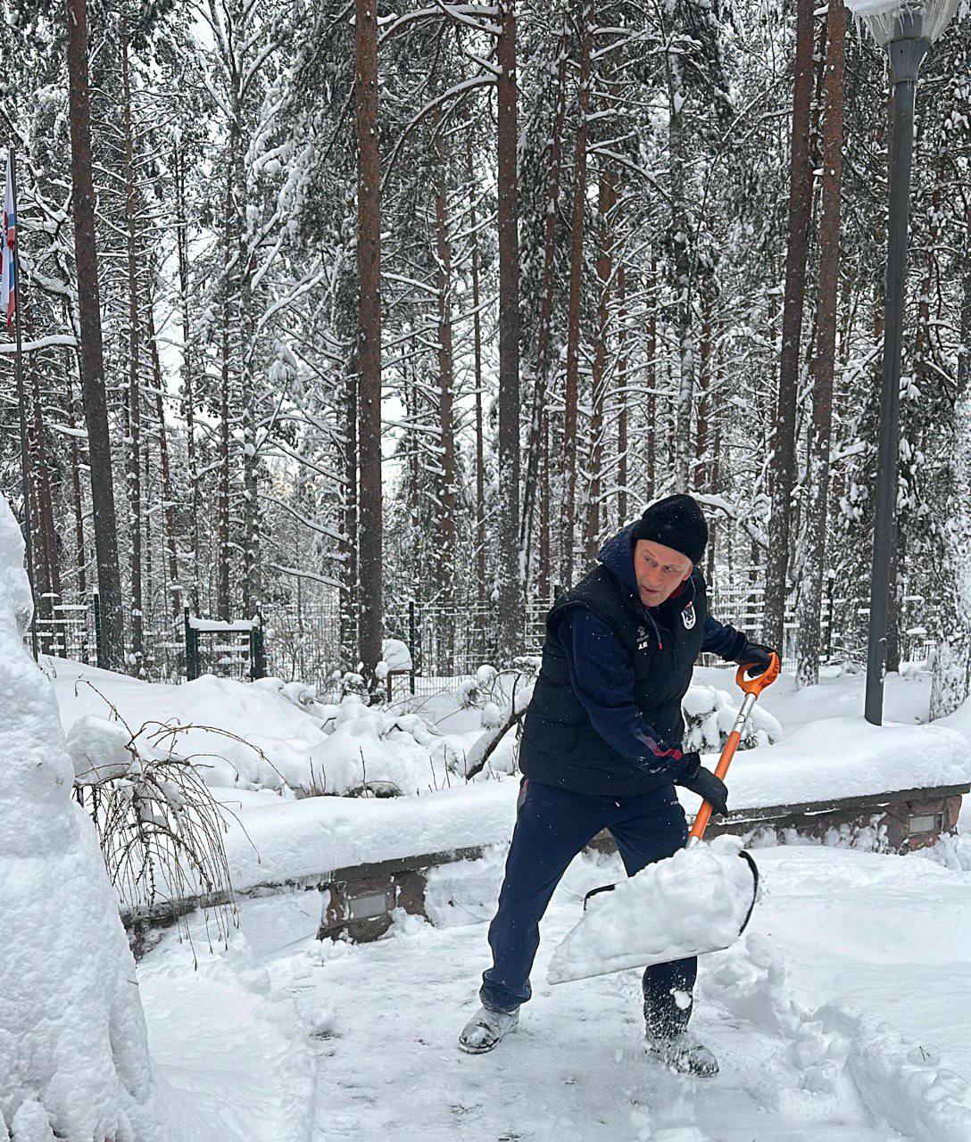 Снегопад в Ленобласти завершится не раньше сегодняшнего вечера. Главная опасность — обледенение и обрыв линий электропередач, падение деревьев из-за налипания снега, гололед.  Работа в усиленном режиме идет вторые сутки:  энергетики продолжают ремонтные работы в  Кингисеппском, Гатчинском, Выборгском и Всеволожском районах. С утра количество отключенных от электроэнергии абонентов сократилось до 15 тысяч, на 6:00 было отключено 30 тысяч.  обеспечено движение общественного транспорта по всем региональным и муниципальным дорогам.   управляющие компании и Ленавтодор обеспечивают работу дополнительных бригад дворников и механизаторов.  Пока сохраняются неблагоприятные погодные условия воздержитесь от поездок без острой необходимости, будьте особенно внимательны на дорогах, как за рулем, так и пешком. Позаботьтесь о пожилых родственниках — не лишним будет даже телефонный звонок.