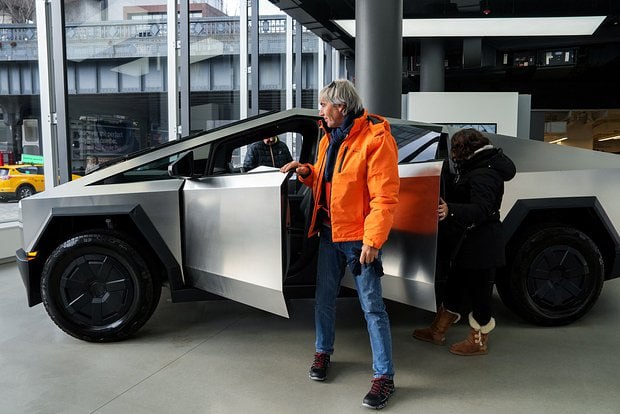 ТЕХНИКА   TESLA CYBERTRUCK ПРИЗНАЛИ НЕЗАКОННЫМ В ВЕЛИКОБРИТАНИИ  Британская полиция изъяла у владельца Tesla Cybertruck, так как электрический пикап не получил разрешения на эксплуатацию в стране.   Полиция Манчестера начала конфисковывать импортные электрокары Tesla Cybertruck, которые эксплуатировались незаконно. По словам журналистов, в настоящее время известно как минимум об одном случае. В правоохранительных органах объяснили, что электрокар не имеет разрешения на эксплуатацию на дорогах общего пользования.  Специалисты Electrek объяснили, что некоторые законы в Европе и Великобритании считаются более строгими, чем в США. К ним относятся, в частности, правила сертификации автомобилей. Например, электрический пикап Cybertruck не имеет разрешения на использование, потому что Tesla не получила сертификата безопасности и не доказала, что электрическая машина не несет дополнительной опасности для пешеходов.  Представители полиции Манчестера подчеркнули, что изъятый Cybertruck был зарегистрирован и застрахован за границей, однако его водителем оказался резидент Великобритании. В заключение журналисты заметили, что Tesla не поставляла электропикапы в Британию официально, а только привозила некоторые образцы ради демонстрации.  ФОТО: Adam Gray / Reuters  #аврорамедиа_техника    Telegram-экосистема АВРОРА МЕДИА МЕДИА   НОВОСТИ   РЕГИОН   ЛАЙФ   СПОРТ   ГЕРЛЗ   ХАЙТЕК   ПЕРСОНЫ   ИНСАЙД   КРИМИНАЛ   МОЛОДОСТЬ   LIVE   АВРОРА МЕДИА YOUTUBE   RUTUBE