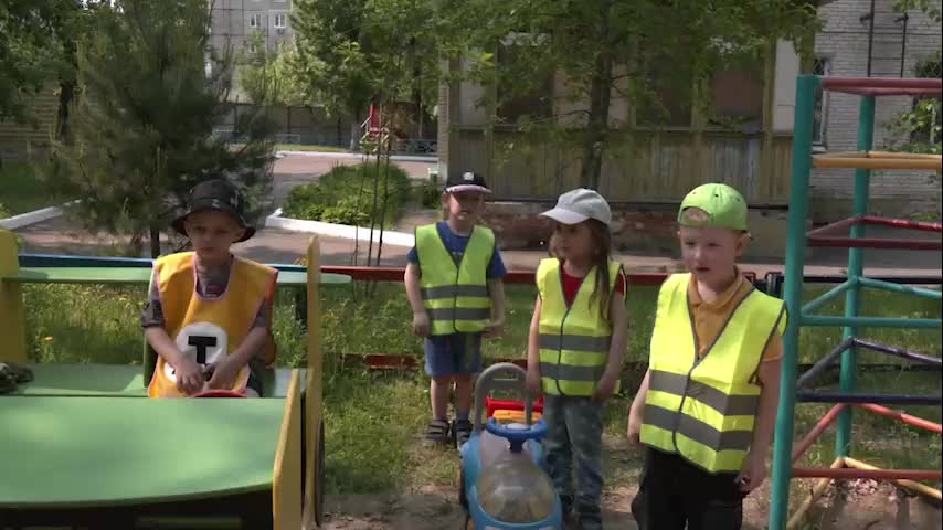 Благоустройство детских площадок и парка в Дубовском и Краснодоне к Дню защиты детей