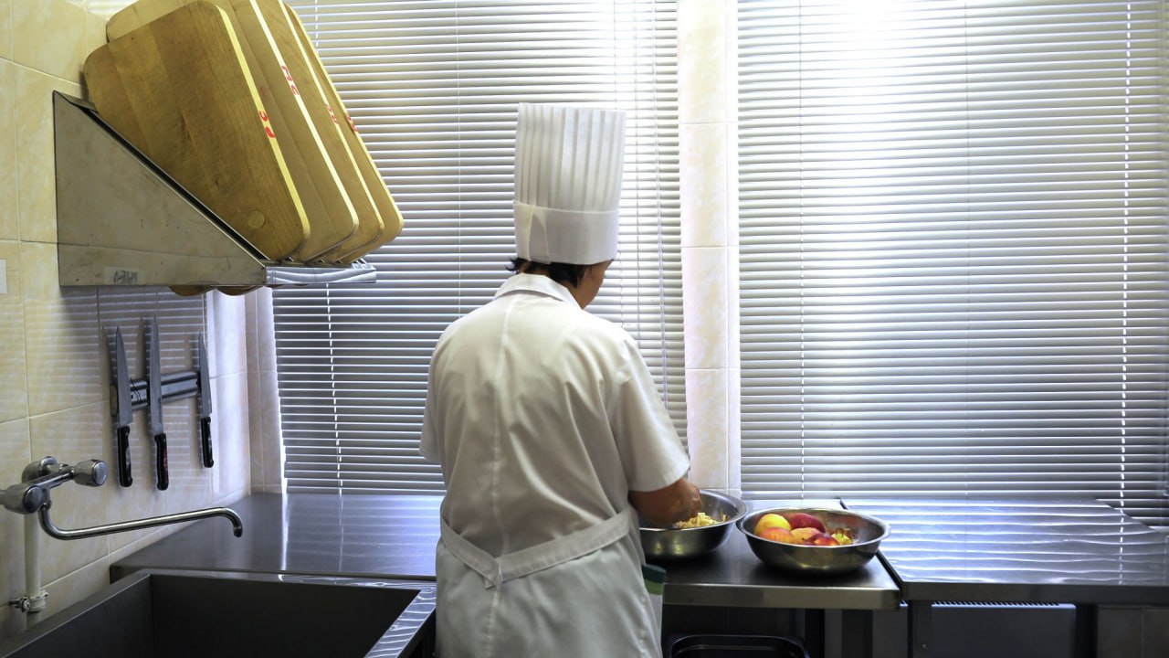 В Ульяновской области жители одного из районов просят восстановить пищеблоки в больницах Как передают СМИ местные жители в Цильнинском районе закрыли пищеблоки в двух больницах и уведомили шесть сотрудников о сокращении среди которых есть многодетные матери В настоящее время неравнодушные граждане собирают подписи под обращением к губернатору региона Алексею Русских а также президенту Владимиру Путину Президент Института отраслевого питания и директор АНО Отраслевого Союза развития социального питания Владимир Чернигов в программе Разное время на Радио России Мало выделить энную сумму и я сейчас не обсуждаю какую конкретно хватает или не хватает ее по нормам это вообще отдельный разговор Я говорю о том что связано с производственным процессом приготовления накрытия уборки мытья посуды и просто поддержания этого всего в исправном состоянии И когда органы власти это повальная история передают услугу на аутсорсинг то вторую часть они не передают То есть они стоимость продуктового набора выставляют на конкурс Почему не передают Потому что у них нет статистики и нет точного расчета во что им обходится содержание всех этих людей Они находятся в штатном расписании неважно школы детского сада больницы электроэнергия на учреждение считается общим образом и так далее То есть эту вторую стоимость которую корректно было бы если 100 рублей в тарелке то на конкурс надо выставлять 200 рублей Слушать на платформе СМОТРИМ Подписывайтесь на Радио России в Телеграм MAX и скачивайте официальное приложение Радио России