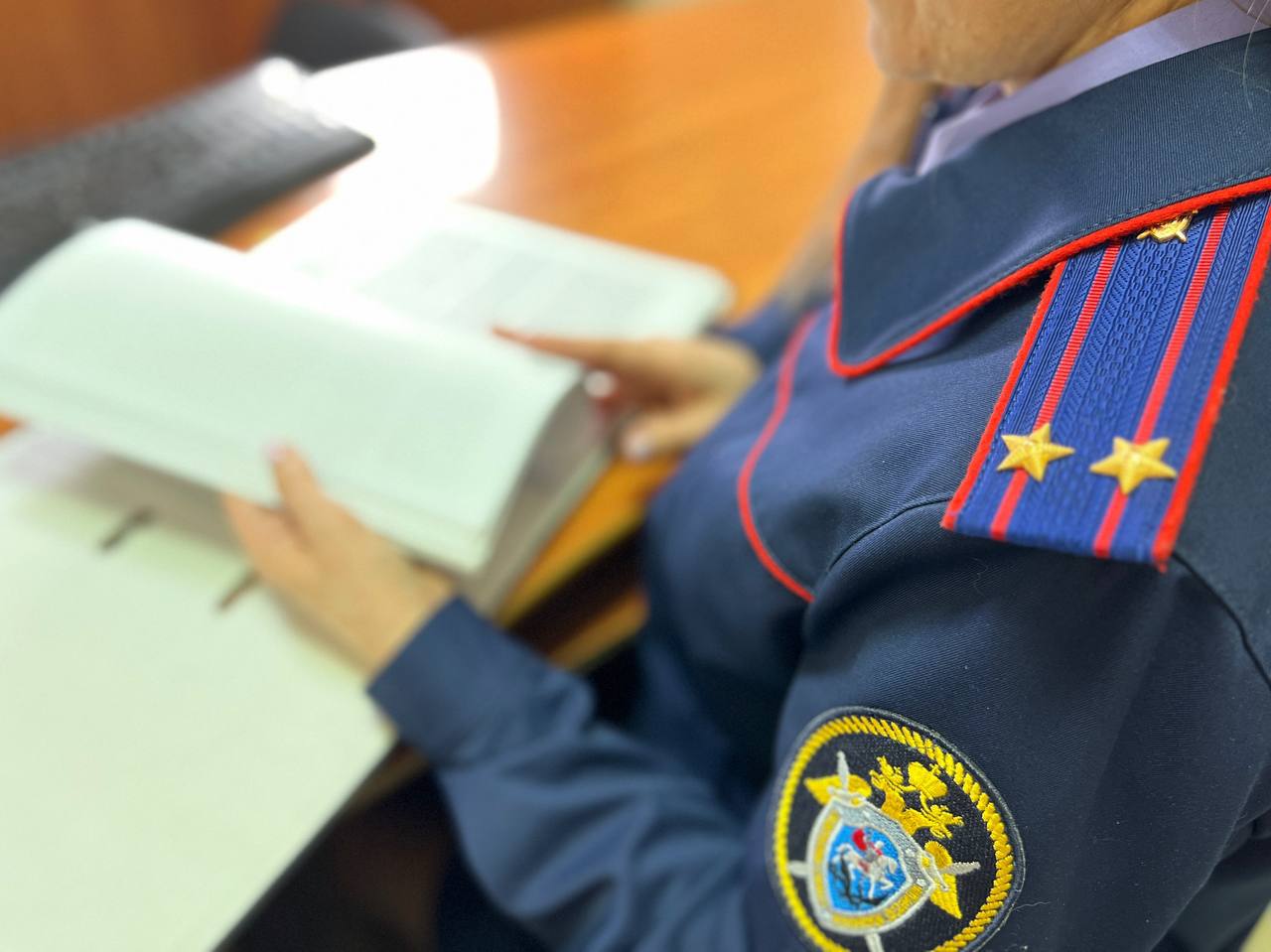 В Иркутске перед судом предстанет местный житель за похищение женщины   Следственным отделом по Свердловскому району города Иркутска СУ СК России по Иркутской области завершено расследование уголовного дела в отношении 34-летнего местного жителя.  Он обвиняется в совершении преступления, предусмотренного п. «в» ч. 2 ст. 126 УК РФ  похищение человека, совершенное с угрозой применения насилия, опасного для жизни или здоровья .   По версии следствия, 19 июня 2025 года в городе Иркутске в подъезде дома по улице Лермонтова обвиняемый напал на свою бывшую сожительницу. Мужчина удержал потерпевшую за одежду, силой вывел ее из подъезда и против ее воли усадил на заднее сиденье автомашины, за рулем которой находился его приятель. Внутри транспортного средства злоумышленник проявлял агрессию, озвучивал угрозы в отношении похищенной.   Пострадавшая, находясь в движущемся автомобиле, сумела открыть дверь и попыталась привлечь внимание окружающих. Благодаря остановке автомобиля и вмешательству очевидца, к которому обратилась женщина, похищение было предотвращено, и свидетель вызвал сотрудников полиции.   На основании собранных доказательств уголовное дело с утвержденным обвинительным заключением направлено в суд для рассмотрения по существу.