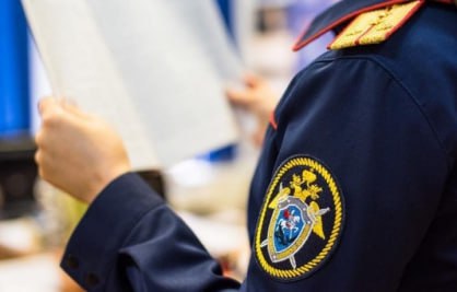 В Томской области организовано проведение доследственной проверки по сообщению в соцмедиа о нарушении прав жителей Бакчарского района Следственными органами СК России по Томской области инициировано проведение проверки по размещенной в публичном пространстве информации о нарушении прав жителей Бакчарского района Томской области Единственный мост через реку Икса соединяющий Бакчарский район с городом Томском находится в аварийном состоянии Сообщается что из разрушенного бетонного покрытия моста виднеются острые куски ржавой арматуры создавая реальную угрозу безопасности пешеходов и автомобилистов Глубокие трещины в покрытии представляют собой серьезную опасность   В настоящее время следователями СК проводится комплекс проверочных мероприятий направленных на установление всех обстоятельств озвученных в публикациях ПОДПИСЫВАЙТЕСЬ на su skrf70