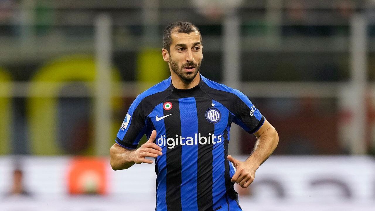 Генрих Мхитарян получил награду Gentleman Inter на 30 й церемонии Premio Gentleman прошедшей 10 сентября в миланской Scuola Militare Teulié Полузащитник Интера поднялся на сцену чтобы принять приз и поблагодарил болельщиков за поддержку Я рад и горд благодарю всех кто проголосовал за меня Это большая честь Такой приз отражает мои ценности Я не стараюсь специально просто такой человек но это не мне решать сказал Мхитарян Премия отмечает игроков и руководителей проявляющих честность и уважение к соперникам Среди лауреатов вечера также были Лаутаро Мартинес Карлос Аугусто Николо Барелла Хавьер Дзанетти и Джузеппе Маротта Подписаться на нас