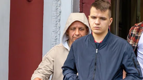 Воронежский автодилер Катюшкин получил четыре года за уклонение от налогов Коминтерновский районный суд Воронежа признал виновным главу местной дилерской группы Мотор ленд Евгения Катюшкина в двух эпизодах уклонения от налогов и путем частичного сложения наказаний приговорил его к четырем годам лишения свободы в колонии поселении Суд посетили корреспонденты Ъ Черноземье До вступления приговора в законную силу Евгению Катюшкину оставили меру пресечения в виде подписки о невыезде В течение десяти суток после вступления приговора в силу бизнесмен обязан явиться в региональный ФСИН для получения предписаний об отбывании наказания Расследование по делу завершилось в январе 2022 года По версии следствия в 2019 и 2020 годах Мотор ленд мог работать по серым схемам с помощью бумажного НДС полученного по якобы фиктивным сделкам на 2 млрд руб из за которых бюджет за два года недополучил более 300 млн руб Деньги которые удавалось сэкономить за счет неуплаты налогов предприниматель направлял на развитие бизнеса Мотор ленда В деле был второй обвиняемый брат господина Катюшкина Григорий выступавший совладельцем основного юрлица группы ООО Сократ В ходе расследования он скончался из за проблем со здоровьем На прошлой неделе сообщалось что воронежский арбитраж начал производство по банкротному иску ФНС к ООО Сократ Сумма требований налоговиков составляет 695 млн руб Фото Егор Снетков Коммерсантъ Подписывайтесь на Ъ Черноземье
