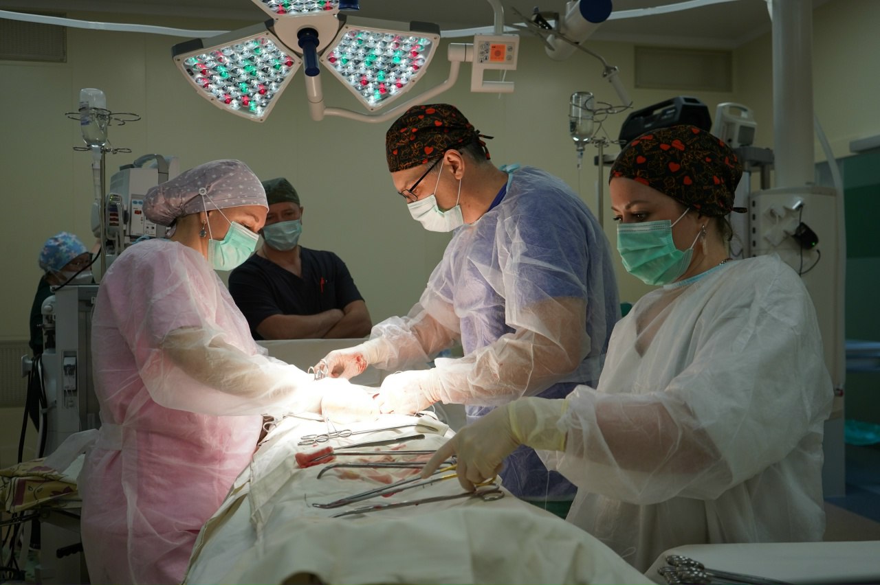 10 лет не обращалась к гинекологу в онкоцентре прооперировали женщину с синхронным раком Врачи провели сложнейшую операцию 63 летней пациентке со злокачественными опухолями яичников и почки Как рассказали в областном онкоцентре опухоли обоих яичников до 30 сантиметров на левом и около 15 сантиметров на правом выявили у пенсионерки во время профосмотра Дальнейшее обследование показало ещё одно злокачественное образование в левой почке По итогам консилиума было принято решение провести одну операцию силами двух бригад онкогинекологов и онкоурологов Осложняло задачу и то что у пациентки были сопутствующие заболевания и асцит скопление литра жидкости в брюшной полости Экспресс гистологическое исследование подтвердило злокачественный характер образований В связи с этим была выполнена радикальная гинекологическая операция удаление матки и яичников после чего вторым этапом проведена нефрэктомия удаление левой почки Общая продолжительность вмешательства составила три часа прокомментировали в медицинском учреждении Пациентку уже выписали После итоговой гистологии и повторного онкоконсилиума будет определена дальнейшая тактика лечения Ожидается что следующим этапом может стать противоопухолевая лекарственная терапия Фото Онкоцентр Калининградской области ВКонтакте КАСКАД Прислать новоcть