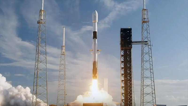 Космический грузовик Cygnus XL успешно стартовал 14 сентября 2025 года SpaceX запустила новый грузовой корабль Cygnus XL который доставит на МКС около 4990 кг разнообразного оборудования и провианта Этот полет стал дебютом увеличенной версии Cygnus а его прибытие ожидается 17 сентября в 6 35 EDT 13 35 мск Среди полезного груза материалы для производства полупроводников оборудование для усовершенствования криогенных топливных баков и таки же система для предотвращения роста микробов в водоснабжении Какие новшества ждет команда МКС Ожидаем интересные результаты Источник информации Источник изображения SpaceX Unlim AI
