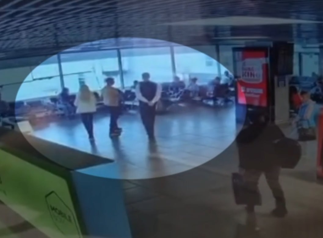 Охранник магазина Duty Free украл более 100 тыс. рублей у пассажирки Пулково Летевшая рейсом Санкт-Петербург – Казань пассажирка недосчиталась более 100 тыс. рублей в сумке. По подозрению в краже денег задержан сотрудник магазина Duty Free беспошлинной торговли , сообщили в пресс-службе транспортной полиции СЗФО. К правоохранителям с просьбой найти эту сумму обратилась 23-летняя пассажирка. Пострадавшая уточнила, что заметила пропажу во время проверки сумки с личными вещами в столе находок аэропорта. Девушка забыла ее у выхода на посадку. Охранник магазина беспошлинной торговли, фигурант уголовного дела после обращения неравнодушных с просьбой оказать содействие в поиске владелицы отнес находку в туалет, где присвоил себе денежные средств. Саму сумку он отнес в стол находок. Полиция изъяла похищенные деньги, в ближайшее время их передадут владелице. По факту происшествия в Пулково возбуждено уголовное дело. Фото: скриншот видео ЛО МВД России в аэропорту Пулково