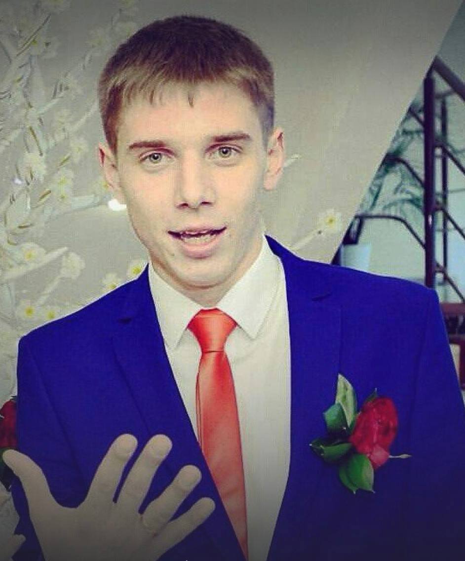 Убивший женщину за писк слухового аппарата курсант получил 10 лет колонии - ASTRA Убийца думал, что женщина передает сигнал на Украину 29-летний курсант Военно-космической академии в Петербурге Николай Тихонов получил 10 лет колонии по приговору 1-го Западного окружного военного суда, пишет телеграм-канал «Ротонда». В прошлом году курсант познакомился с 41-летней слабослышащей женщиной в клубе и поехал к ней домой. Она ему сказала, что она — иностранка, и спрашивала его про военную службу. Напал на женщину курсант из-за звука, который издавал ее слуховой аппарат. Тихонов решил, что с помощью устройства она шпионит в пользу Украины. Сначала Тихонов ударил ее по голове кулаком, а когда пострадавшая упала, продолжил бить ее по голове ногами. Скорую помощь курсант вызвал сам, но спасти женщину не удалось. Во время задержания Тихонов был пьян. До поступления в академию Тихонов служил по контракту. Подписаться