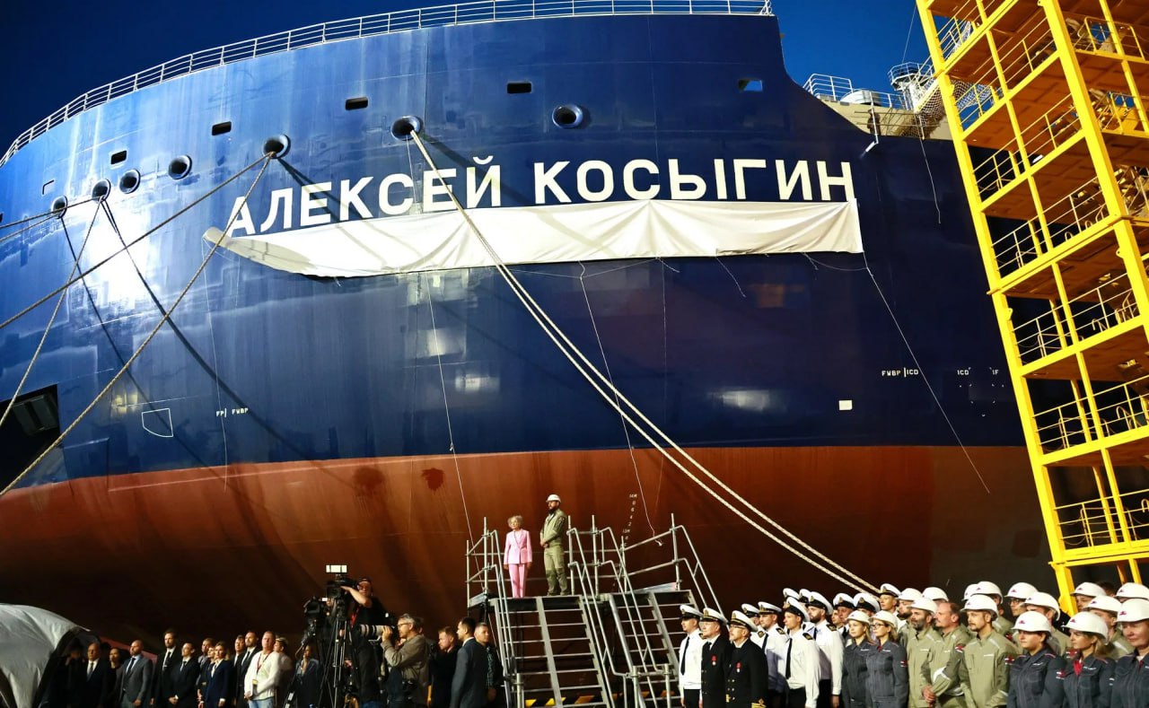 Первый СПГ-газовоз для "Арктик СПГ 2" готовится к отплытию "Совкомфлот" приступает к завершающему этапу испытаний головного СПГ-газовоза ледового класса Arc7 "Алексей Косыгин" для "Арктик СПГ 2", строящегося на верфи "Звезда". Как сообщил в интервью "Интерфаксу" генеральный директор компании Игорь Тонковидов в рамках ПМЭФ-2025, третий этап испытаний начнется в конце июня. "Если все показатели на испытаниях будут достигнуты, то существует хорошая вероятность поставки судна в работу во второй половине этого года", — отметил он. В 2025 году "Совкомфлот" ожидает поставки двух СПГ-газовозов и одного танкера-продуктовоза. "Новатэк", который контролирует 60% долю в "Арктик СПГ 2", разместил на судостроительном комплексе "Звезда" заказ на строительство 15 специализированных газовозов ледового класса Arc7. Эти суда способны самостоятельно преодолевать льды толщиной до двух метров. Западные санкции привели к корректировке графика поставок, по этой причине "Арктик СПГ 2" пока работает только в период летней навигации и загружен не на полную мощность. Тонковидов также сообщил, что финансовые показатели "Совкомфлота" демонстрируют признаки восстановления после резкого спада в первом квартале 2025 года. По его словам, компания преодолела нижнюю точку падения, и операционные данные указывают на формирование положительного тренда. "Даже в условиях тотального санкционного давления компания показала околонулевой чистый убыток на скорректированной основе. Мы находимся в стабильном финансовом положении, учитывая сбалансированную структуру капитала и высокий запас ликвидности", — подчеркнул глава "Совкомфлота". Он выразил "осторожный оптимизм" в отношении результатов второго квартала, отметив улучшение ключевых финансовых метрик. Санкционное давление остается серьезным вызовом для компании. В январе 2025 года Минфин США ввел ограничения против 69 судов "Совкомфлота", включая танкеры для перевозки нефти и СПГ. Это негативно отразилось на финансовых результатах: чистый убыток по МСФО за первый квартал составил $393 млн против прибыли $216 млн годом ранее.