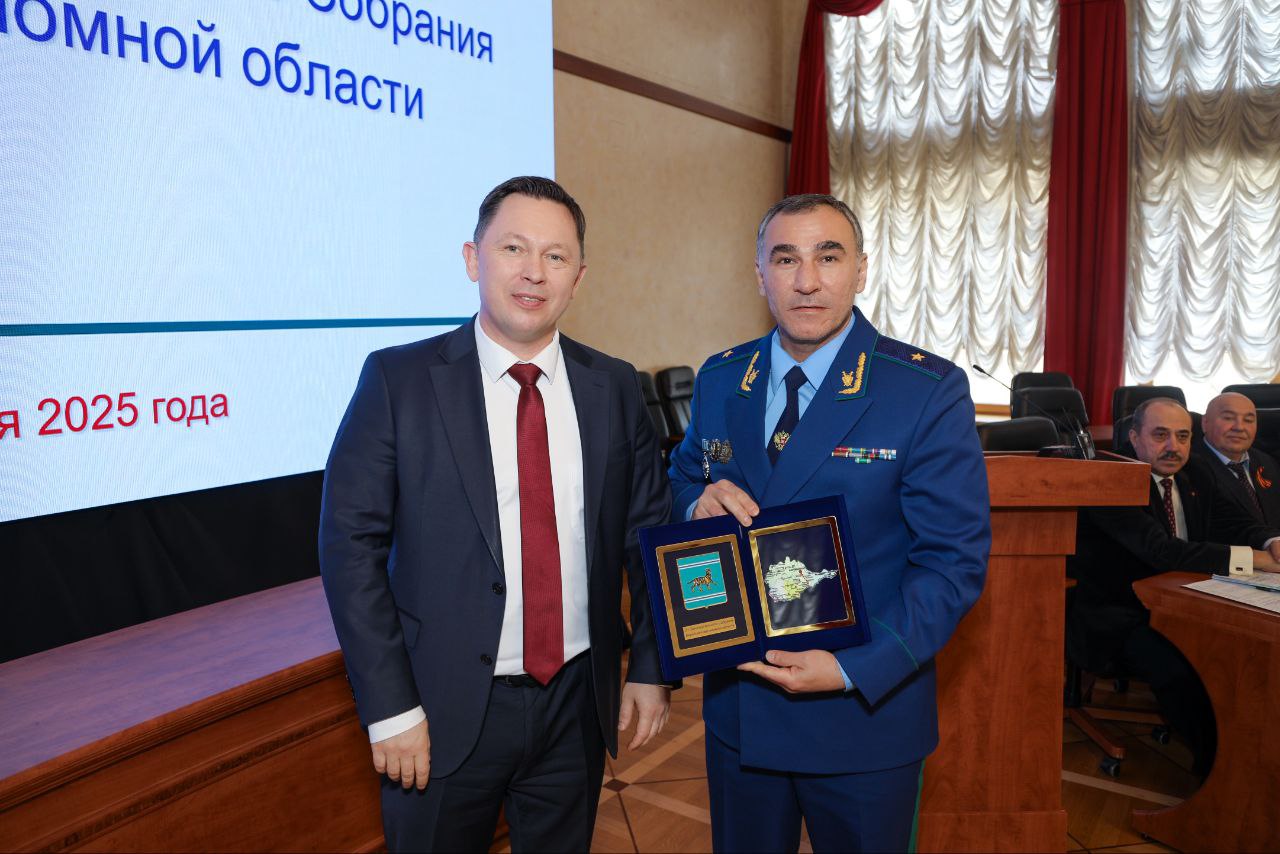 Прокурор ЕАО Заурбек Джанхотов ушел в отставку О своем решении Заурбек Магометович сообщил на заседании регионального парламента. Для него оно было заключительным в его карьере прокурора области. Он поблагодарил всех участников нормотворческого процесса за плодотворное сотрудничество между парламентариями и надзорным ведомством, выразив уверенность, что оно будет продолжено на благо жителей области. Разделяю эту уверенность, ведь уже на протяжении многих лет между депутатами выстраивается конструктивный диалог, который способствует защите законных интересов граждан и государства. Ни один нормативный акт не принимается без участия прокуратуры. Детальное обсуждение всех норм еще на стадии разработки законопроекта позволяет нам принять выверенный рабочий документ. Поблагодарил Заурбека Магомедовича за его личный вклад в эту работу, а также за его законотворческие инициативы – за эти годы мы приняли ряд социально значимых законов, внесенных прокурором области. Его принципиальность и профессионализм, которыми руководствуется и вся команда прокуроров, позволили появиться законам, которые впоследствии получили высокую оценку земляков. Не сомневаюсь, что и на новом поприще Заурбек Магометович еще много сделает для укрепления законности в нашей стране. Желаю ему успехов!
