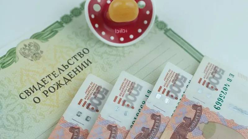 Меньше доход — больше пособие: выплаты на детей заметно вырастут С 1 июня семьи с детьми смогут получать больше — выплаты пересчитают, если ухудшилось финансовое положение. Теперь пособие может составлять не 50%, а до 75% или 100% регионального прожиточного минимума на ребёнка. Повышение положено, если: Снизился среднедушевой доход семьи; Подходит к концу срок ранее назначенного пособия; В семье появились еще дети. Для беременных — те же правила: при подтверждении снижения доходов выплаты пересчитают. Важно: Пособие назначается на год; Новорождённым его оформляют автоматически; Ухудшение доходов нужно подтвердить документально. Фото: Ultraskrip/Shutterstock/Fotodom «Ямал-Медиа» Поддержать нас бустом