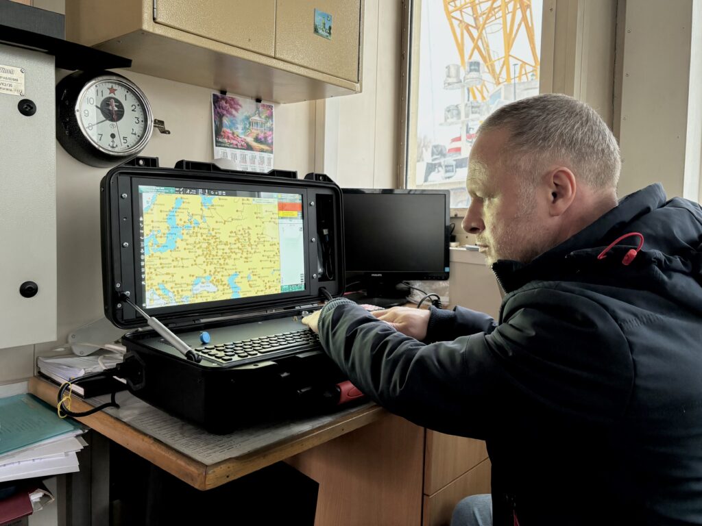 Цифровая система связи при бедствии прошла испытания seanews ru 2025 12 11 ru cifrovaja sistema svjazi pri bedstvii proshla ispytanija В конце ноября 2025 года по инициативе научно производственного предприятия НавМарин состоялись очередные испытания новой цифровой системы связи ЦССБ которые проводились в Тверском районе гидросооружений ФГБУ Канал имени Москвы на акватории реки Волга Как рассказали SeaNews на предприятии главной целью испытаний было подтверждение функциональных возможностей системы ЦССБ по обеспечению контроля аварийной обстановки на внутренних водных путях