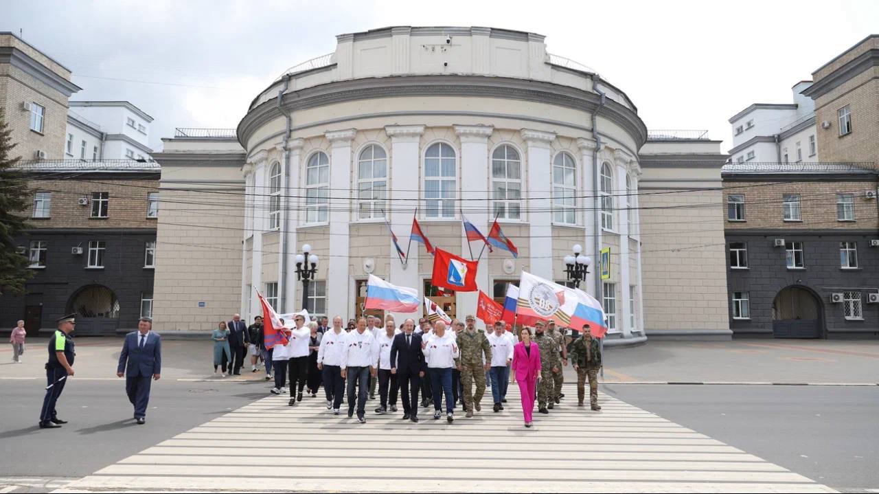 Севастопольская делегация провела памятные мероприятия в Орле и направилась в Смоленск Сегодня участники межрегионального патриотического проекта «Дороги Победы» провели памятные мероприятия в Орле. У стелы «Город воинской славы» прошёл митинг с участием вице-спикера севастопольского заксобрания Ильи Журавлёва, председателей Волгоградской и Орловской областных дум, ветеранов СВО, школьников и представителей молодёжных патриотических организаций. Как отметил Журавлёв, память о подвиге предков объединяет поколения и остаётся частью национального кода. Следующей остановкой делегации станет Смоленск. Читайте Севкор