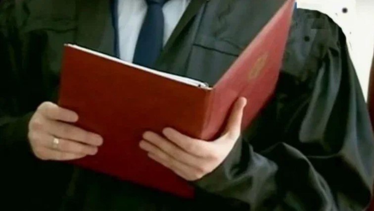 Двоим жителям Ставрополя вынесли приговор за призывы к терроризму По данным краевого следственного управления СКР ФСБ и прокуратуры Ставрополья в марте 2024 года в городе Ставрополе 17 лений подросток тогда ему было 16 лет вступил в террористическую организацию запрещенную на территории РФ Кроме того он склонил к совершению преступлений своего 19 летнего знакомого Действуя по указанию куратора молодые люди за деньги изготавливали листовки с призывами к терроризму и расклеили их в общественных местах Ставрополя Суд приговорил 17 летнего злоумышленника к 6 с половиной годам лишения свободы с отбыванием наказания в воспитательной колонии Его 20 летнего соучастника приговорили к штрафу в 200 тысяч рублей ГТРК Ставрополье Читайте нас в MAX