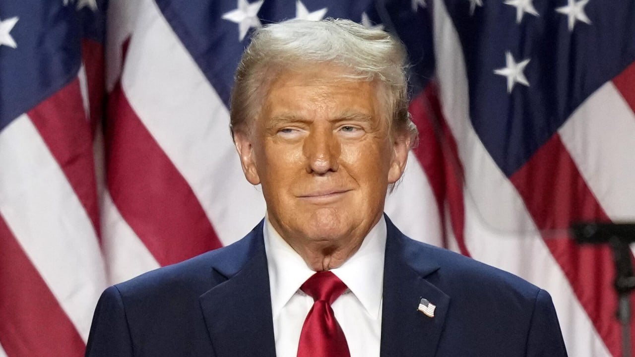 Президент США Дональд Трамп заявил в воскресенье, что подумает о возможной встрече с российским лидером Владимиром Путиным в Саудовской Аравии во время визита в королевство в середине мая. На Южной лужайке Белого дома журналисты спросили главу государства, намерен ли он встретиться во время запланированного турне с российским коллегой. «Я не знаю, мы должны подумать об этом, но я не думал об этом. Мы очень скоро отправимся в Саудовскую Аравию», — заявил Трамп.