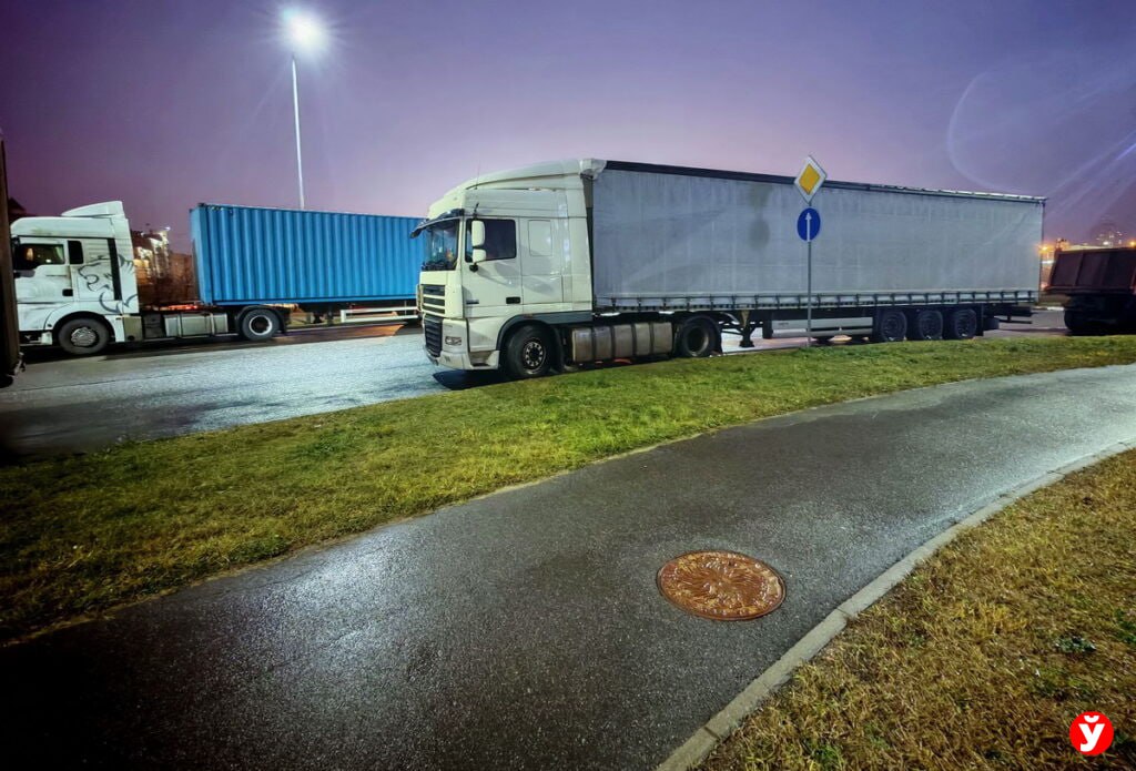 Не надо на дурницу кричать гвалтом Лукашенко прокомментировал ситуацию с литовскими грузовиками в Беларуси Если они грузовики валяются на обочине дороги может в Литве это нормально У нас это неприемлемо Мы их разместили на стоянках охраняем чтобы никто не влез в эти автомобили чтобы груз сохранился Не надо на дурницу кричать гвалтом и шуметь Не надо привлекать американцев россиян или украинцев Этот номер не пройдет заявил Президент Эта тема лежит в плоскости переговоров и отношений двух стран подчеркнул Лукашенко Подпишись Минская правда MLYN by