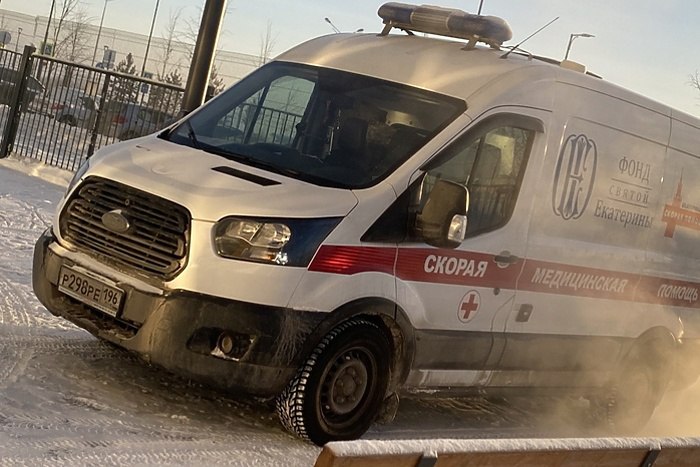 В больнице Екатеринбурга неизвестный устроил поножовщину В городской клинической больнице 40 Екатеринбурга произошёл конфликт между посетителями Инцидент случился 12 декабря в палате нейрохирургического отделения Как сообщили в медучреждении СМИ Сигнал к 56 летней пациентке пришли двое мужчин её сын и сожитель Между ними вспыхнула ссора которая вскоре переросла в драку с применением ножа В результате происшествия 37 летний сын женщины получил проникающее ранение грудной клетки Ему провели экстренную операцию хирурги больницы Предполагаемый нападавший был оперативно задержан службой охраны медицинского учреждения и передан сотрудникам Росгвардии Ему также понадобилась медицинская помощь сейчас он находится в приёмном отделении под контролем силовиков Медицинский персонал и другие пациенты в ходе инцидента не пострадали uralweb ru